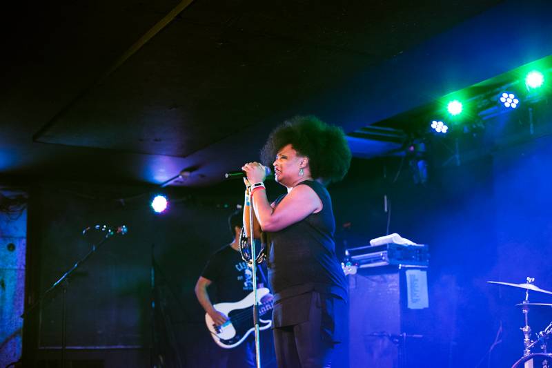 The BellRays představili pražskému publiku v Rock Café směs soulu, rocku i punku