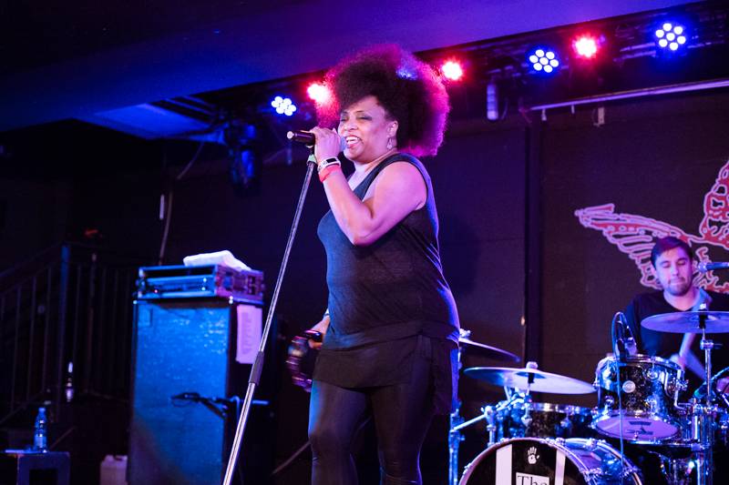 The BellRays představili pražskému publiku v Rock Café směs soulu, rocku i punku