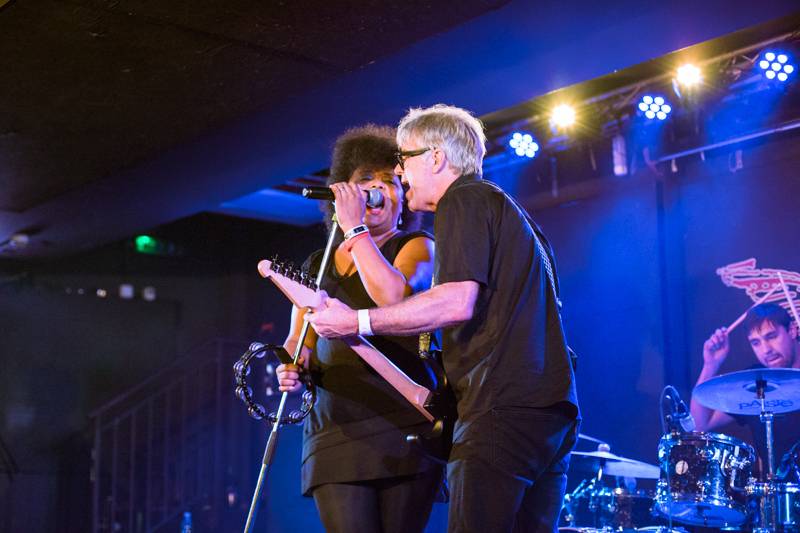 The BellRays představili pražskému publiku v Rock Café směs soulu, rocku i punku