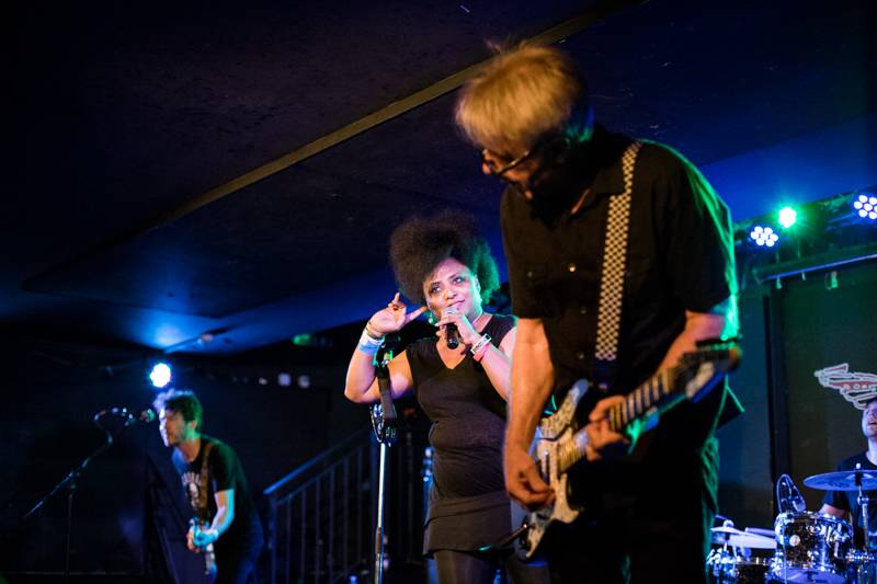 The BellRays představili pražskému publiku v Rock Café směs soulu, rocku i punku