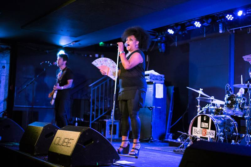 The BellRays představili pražskému publiku v Rock Café směs soulu, rocku i punku