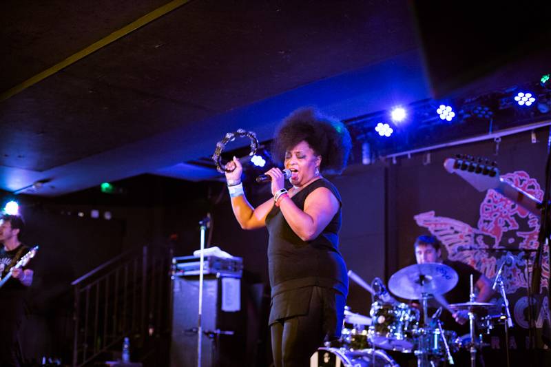 The BellRays představili pražskému publiku v Rock Café směs soulu, rocku i punku