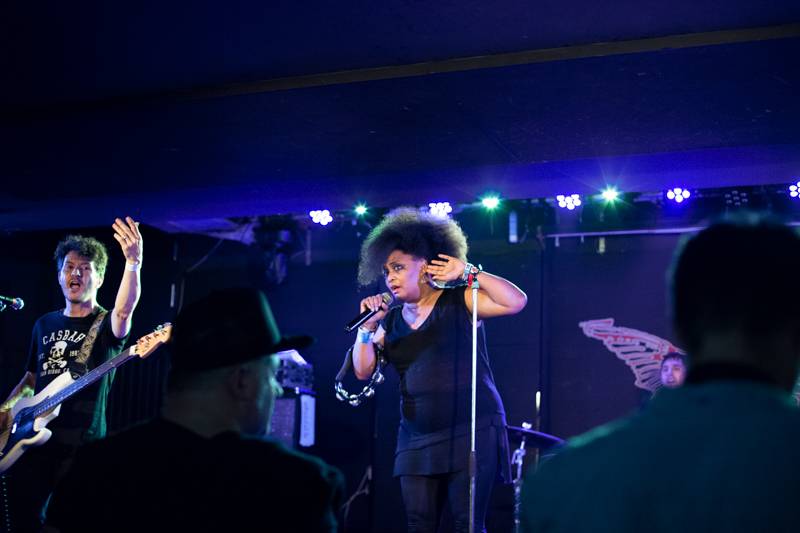 The BellRays představili pražskému publiku v Rock Café směs soulu, rocku i punku