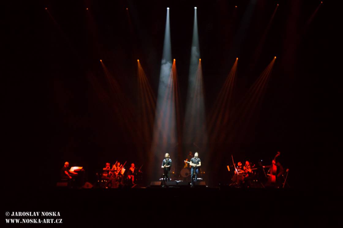 2Cellos přehráli v O2 areně filmové hity v doprovodu orchestru