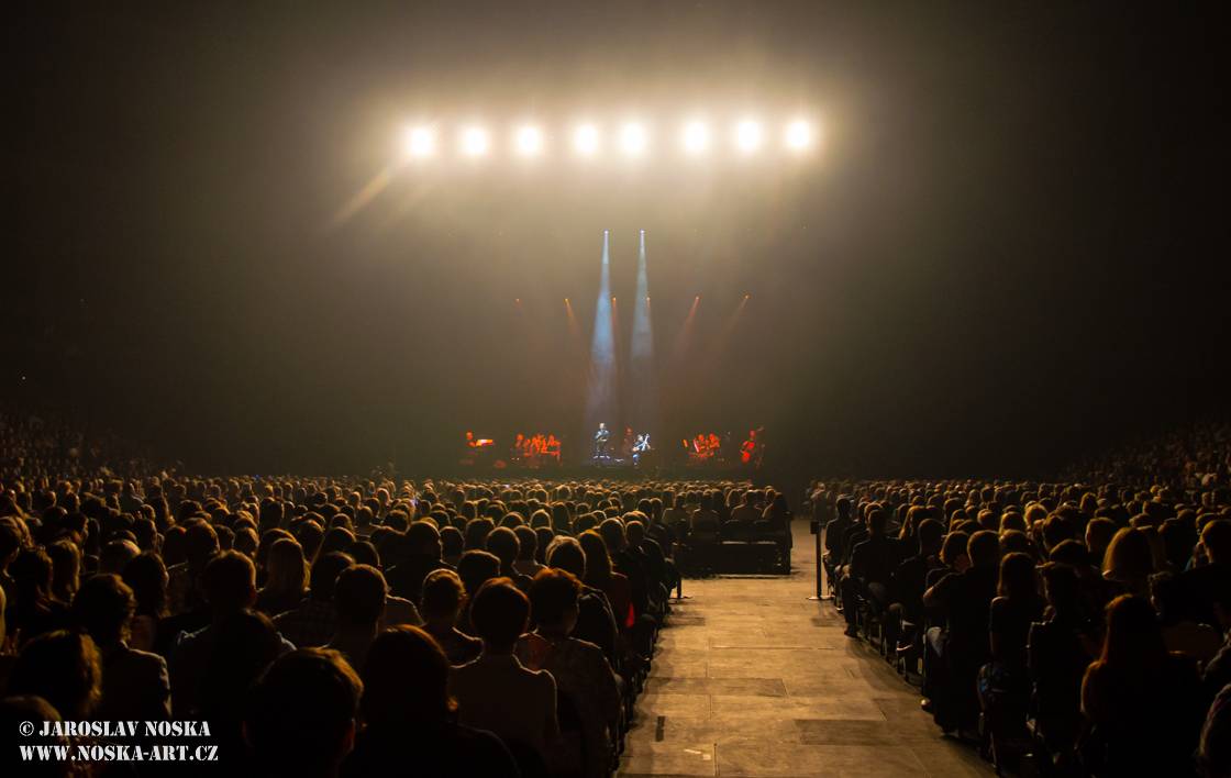 2Cellos přehráli v O2 areně filmové hity v doprovodu orchestru