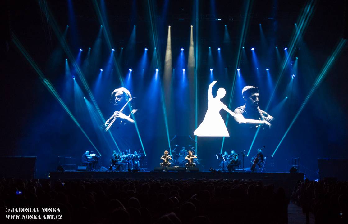 2Cellos přehráli v O2 areně filmové hity v doprovodu orchestru