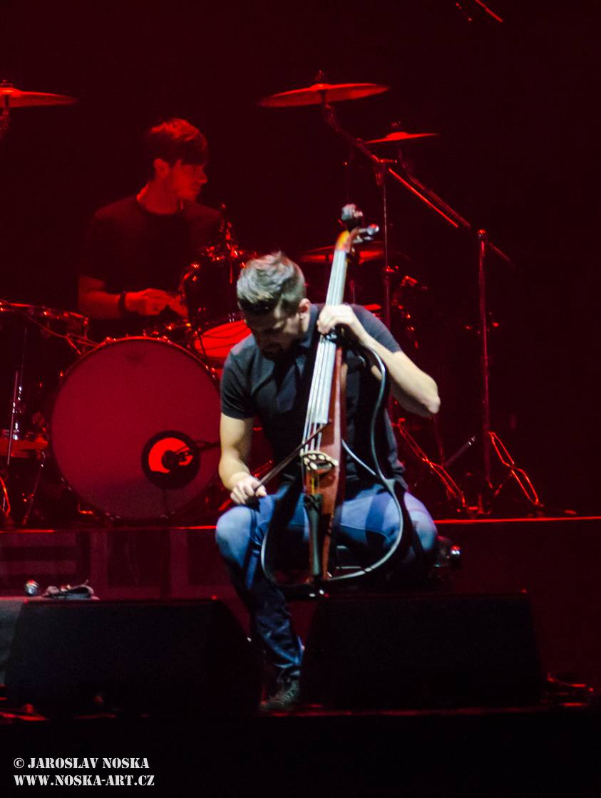 2Cellos přehráli v O2 areně filmové hity v doprovodu orchestru