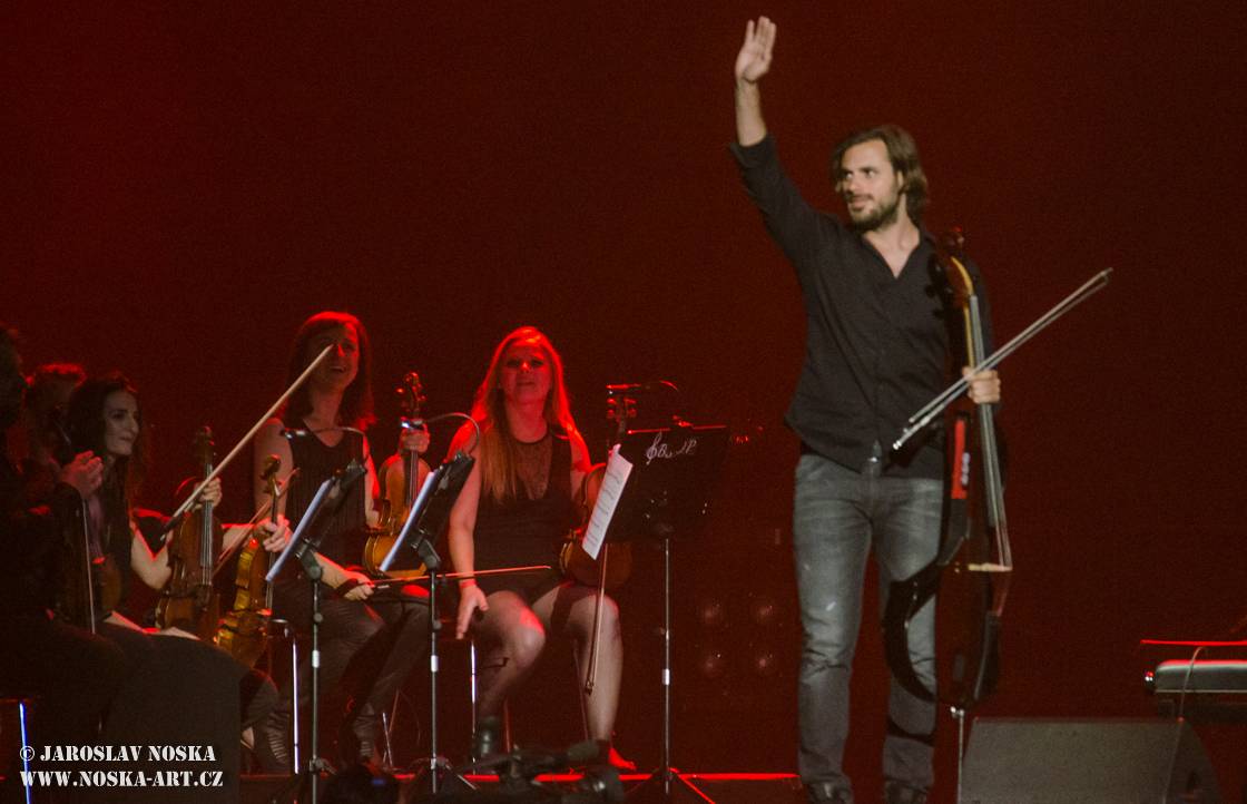 2Cellos přehráli v O2 areně filmové hity v doprovodu orchestru