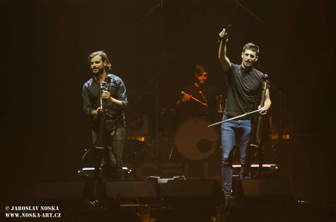 2Cellos přehráli v O2 areně filmové hity v doprovodu orchestru