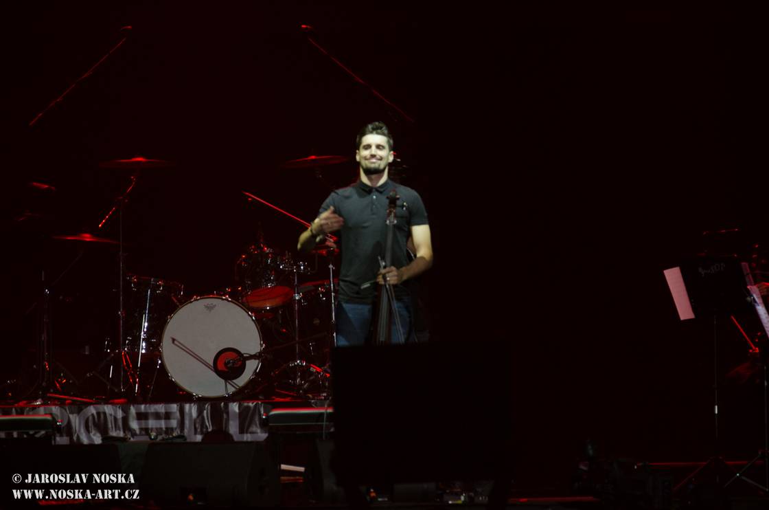 2Cellos přehráli v O2 areně filmové hity v doprovodu orchestru