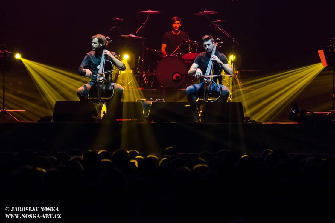 2Cellos přehráli v O2 areně filmové hity v doprovodu orchestru