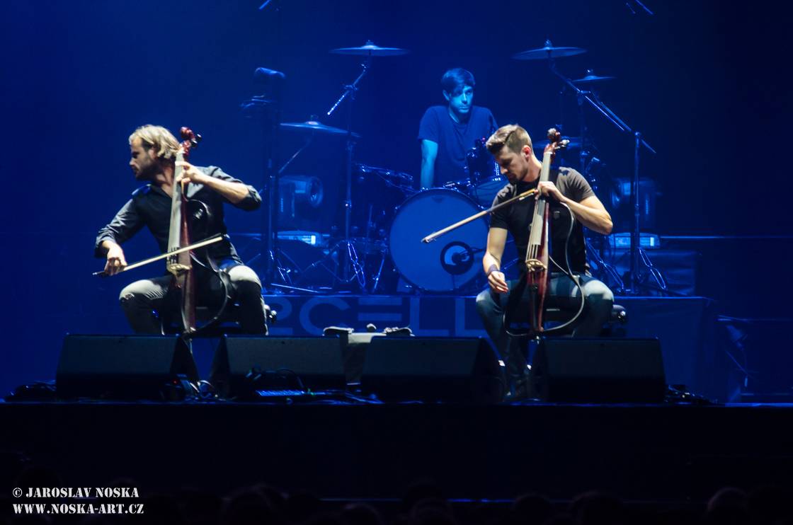 2Cellos přehráli v O2 areně filmové hity v doprovodu orchestru