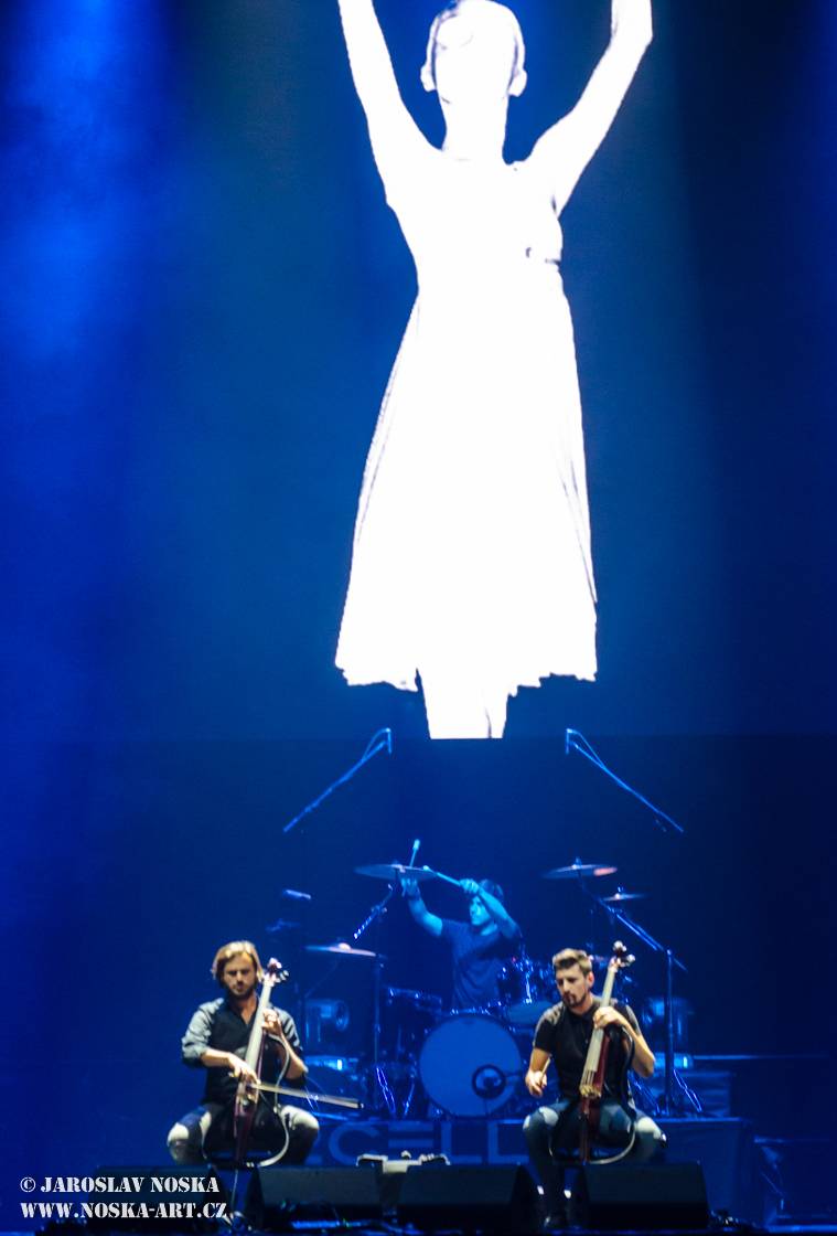 2Cellos přehráli v O2 areně filmové hity v doprovodu orchestru