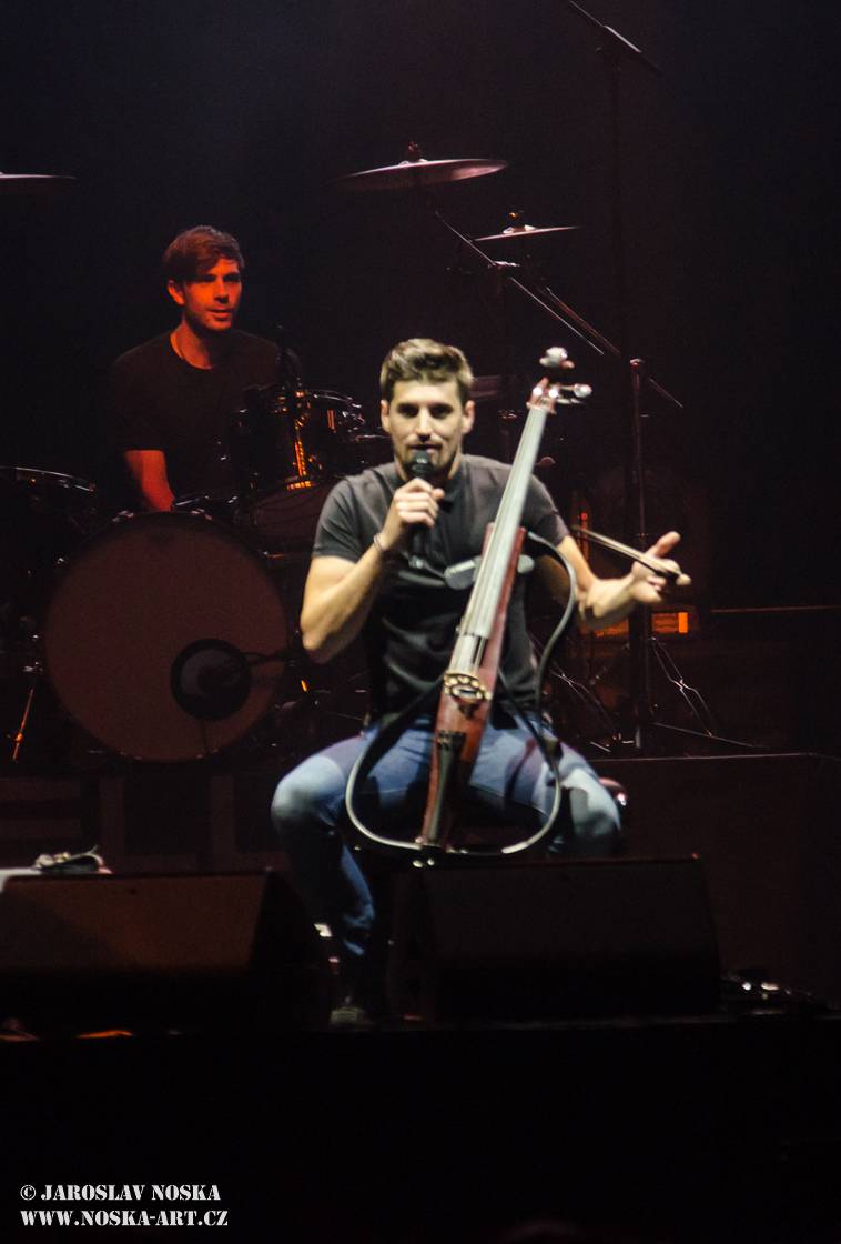 2Cellos přehráli v O2 areně filmové hity v doprovodu orchestru