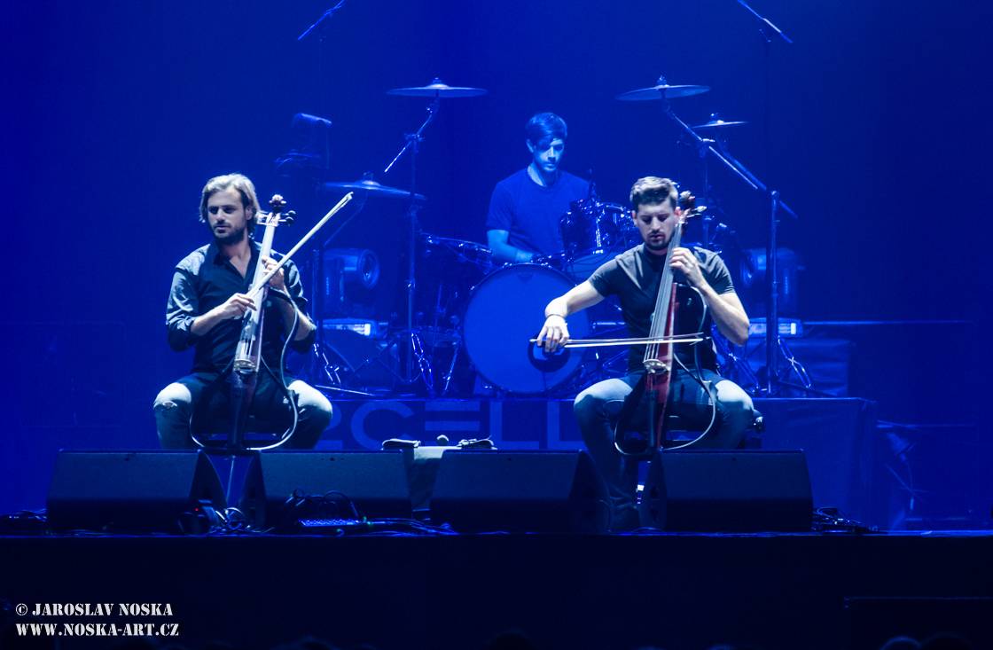2Cellos přehráli v O2 areně filmové hity v doprovodu orchestru