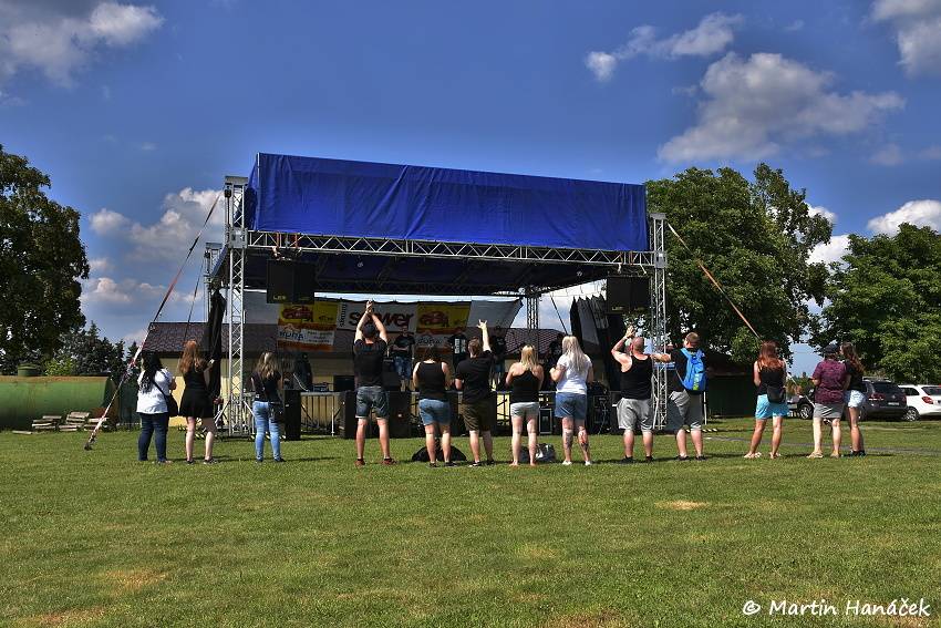 Radovan fest podruhé: Ve Vochově u Plzně zahráli Plexis, Gauneři nebo Queens Of Everything