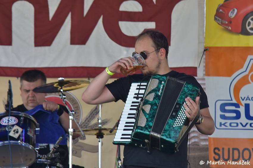 Radovan fest podruhé: Ve Vochově u Plzně zahráli Plexis, Gauneři nebo Queens Of Everything