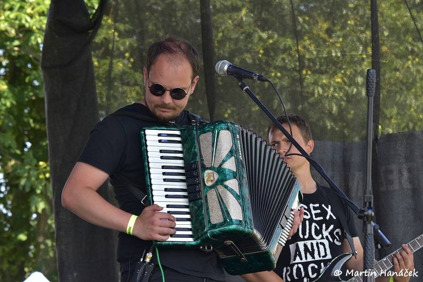 Radovan fest podruhé: Ve Vochově u Plzně zahráli Plexis, Gauneři nebo Queens Of Everything