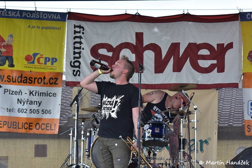 Radovan fest podruhé: Ve Vochově u Plzně zahráli Plexis, Gauneři nebo Queens Of Everything