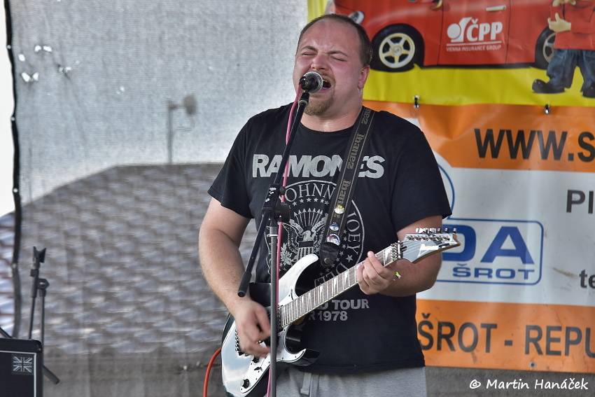 Radovan fest podruhé: Ve Vochově u Plzně zahráli Plexis, Gauneři nebo Queens Of Everything
