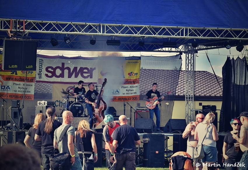 Radovan fest podruhé: Ve Vochově u Plzně zahráli Plexis, Gauneři nebo Queens Of Everything