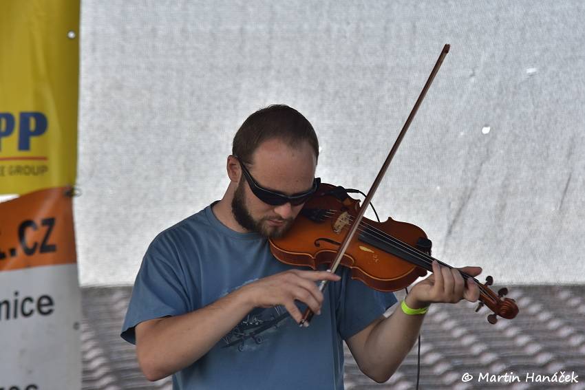 Radovan fest podruhé: Ve Vochově u Plzně zahráli Plexis, Gauneři nebo Queens Of Everything
