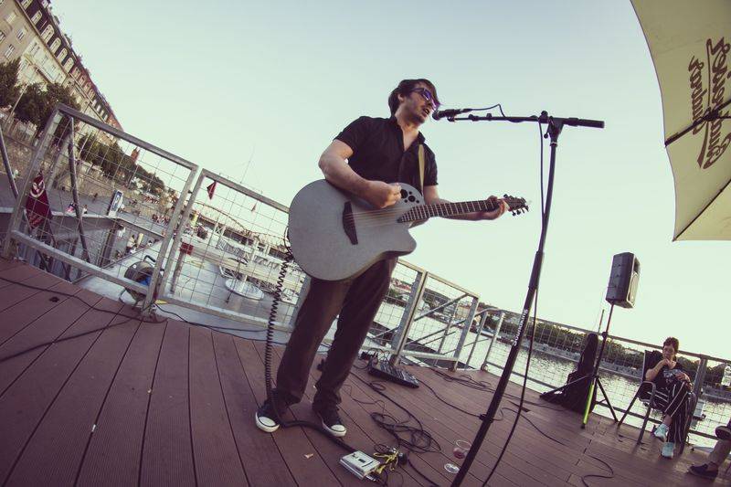 Cargo Gallery na Náplavce obsadila trojice písničkářů. Zazářil Adrian T. Bell, předvedli se i Niceland a Jump!