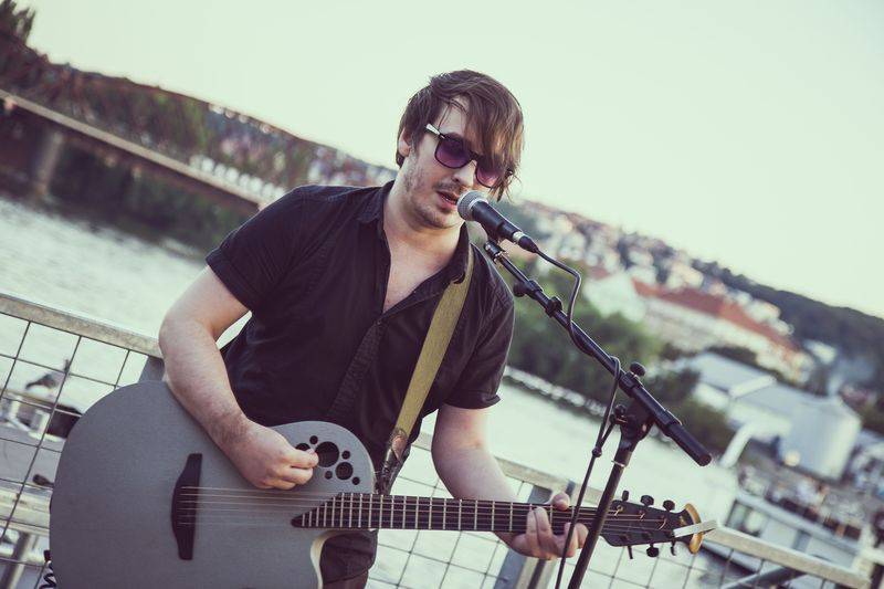 Cargo Gallery na Náplavce obsadila trojice písničkářů. Zazářil Adrian T. Bell, předvedli se i Niceland a Jump!