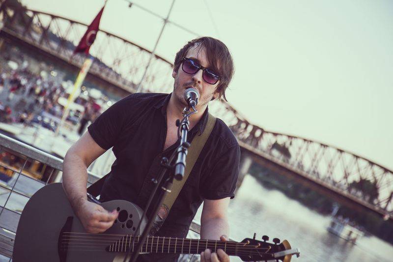 Cargo Gallery na Náplavce obsadila trojice písničkářů. Zazářil Adrian T. Bell, předvedli se i Niceland a Jump!