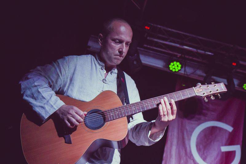 Cargo Gallery na Náplavce obsadila trojice písničkářů. Zazářil Adrian T. Bell, předvedli se i Niceland a Jump!