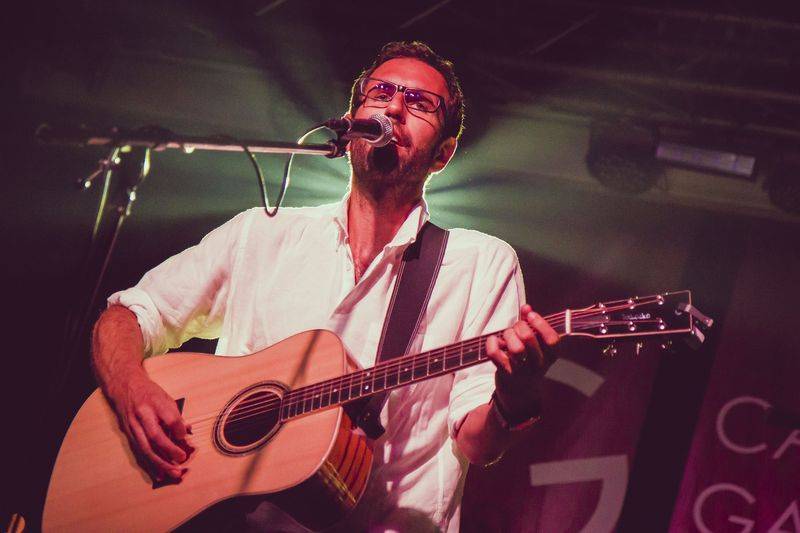 Cargo Gallery na Náplavce obsadila trojice písničkářů. Zazářil Adrian T. Bell, předvedli se i Niceland a Jump!