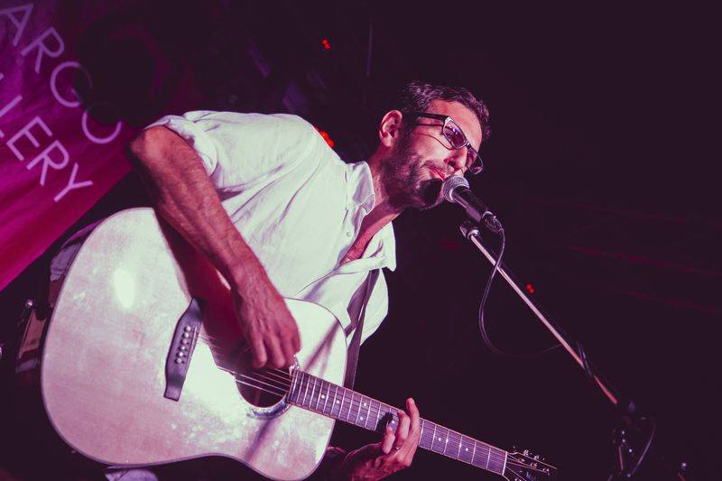 Cargo Gallery na Náplavce obsadila trojice písničkářů. Zazářil Adrian T. Bell, předvedli se i Niceland a Jump!