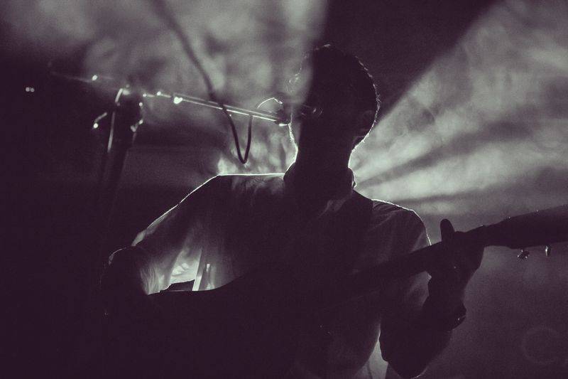 Cargo Gallery na Náplavce obsadila trojice písničkářů. Zazářil Adrian T. Bell, předvedli se i Niceland a Jump!