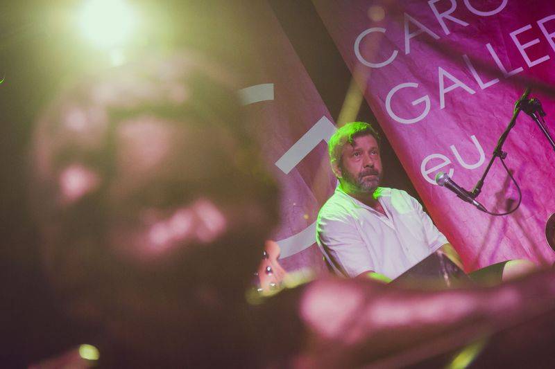 Cargo Gallery na Náplavce obsadila trojice písničkářů. Zazářil Adrian T. Bell, předvedli se i Niceland a Jump!