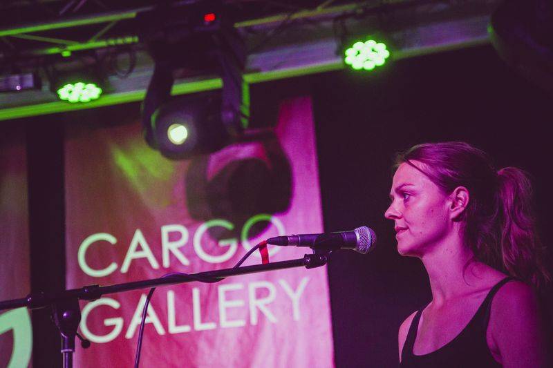 Cargo Gallery na Náplavce obsadila trojice písničkářů. Zazářil Adrian T. Bell, předvedli se i Niceland a Jump!