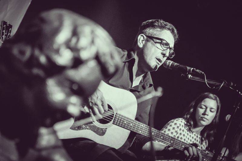 Cargo Gallery na Náplavce obsadila trojice písničkářů. Zazářil Adrian T. Bell, předvedli se i Niceland a Jump!