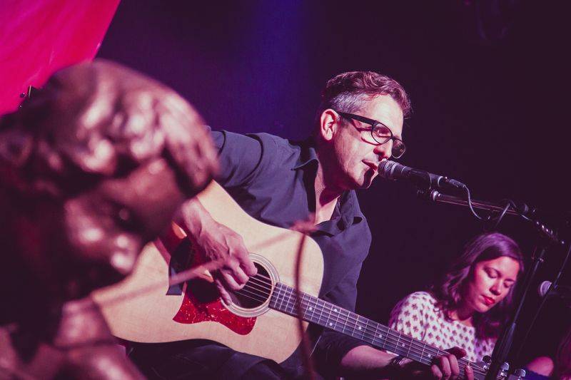 Cargo Gallery na Náplavce obsadila trojice písničkářů. Zazářil Adrian T. Bell, předvedli se i Niceland a Jump!