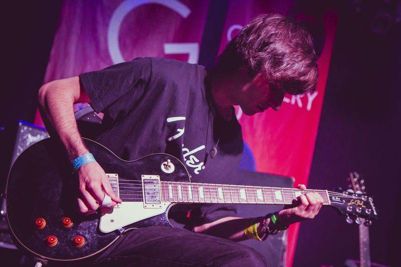 Cargo Gallery na Náplavce obsadila trojice písničkářů. Zazářil Adrian T. Bell, předvedli se i Niceland a Jump!