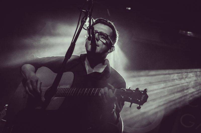 Cargo Gallery na Náplavce obsadila trojice písničkářů. Zazářil Adrian T. Bell, předvedli se i Niceland a Jump!