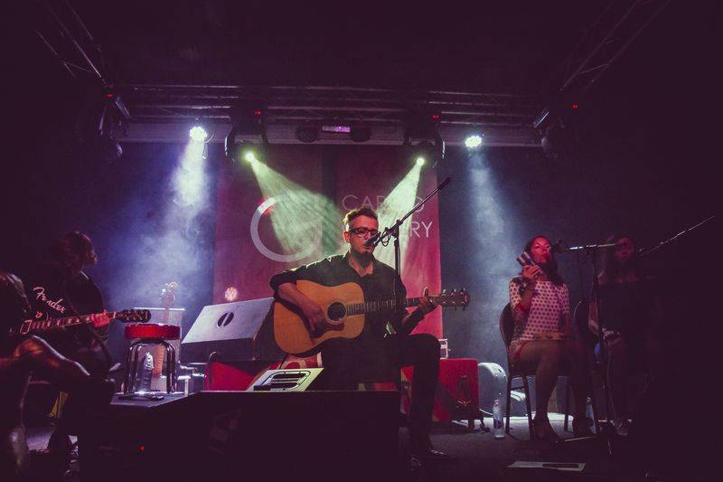 Cargo Gallery na Náplavce obsadila trojice písničkářů. Zazářil Adrian T. Bell, předvedli se i Niceland a Jump!