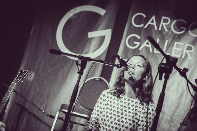 Cargo Gallery na Náplavce obsadila trojice písničkářů. Zazářil Adrian T. Bell, předvedli se i Niceland a Jump!