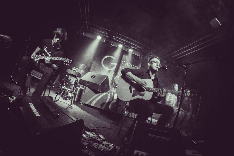 Cargo Gallery na Náplavce obsadila trojice písničkářů. Zazářil Adrian T. Bell, předvedli se i Niceland a Jump!