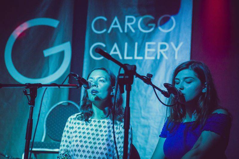 Cargo Gallery na Náplavce obsadila trojice písničkářů. Zazářil Adrian T. Bell, předvedli se i Niceland a Jump!