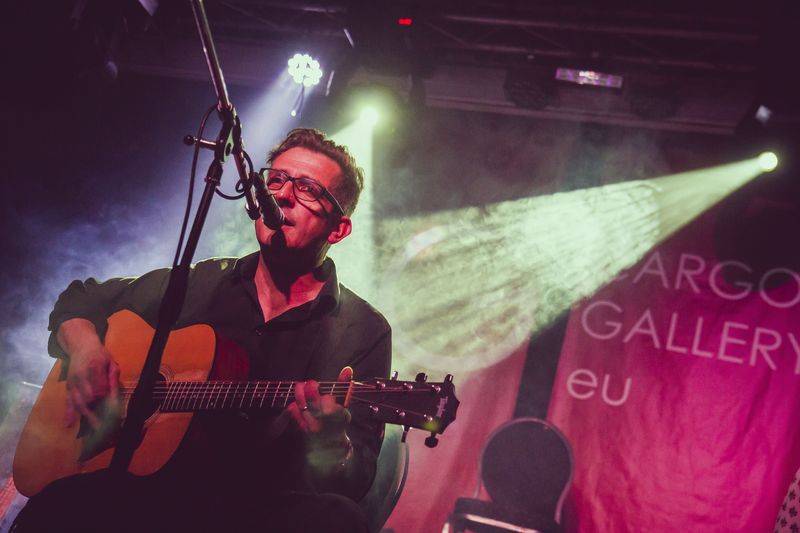 Cargo Gallery na Náplavce obsadila trojice písničkářů. Zazářil Adrian T. Bell, předvedli se i Niceland a Jump!