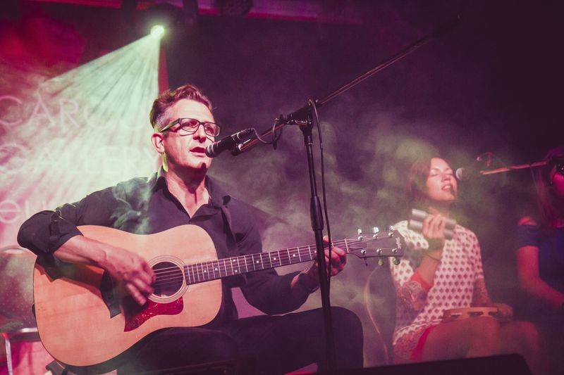 Cargo Gallery na Náplavce obsadila trojice písničkářů. Zazářil Adrian T. Bell, předvedli se i Niceland a Jump!