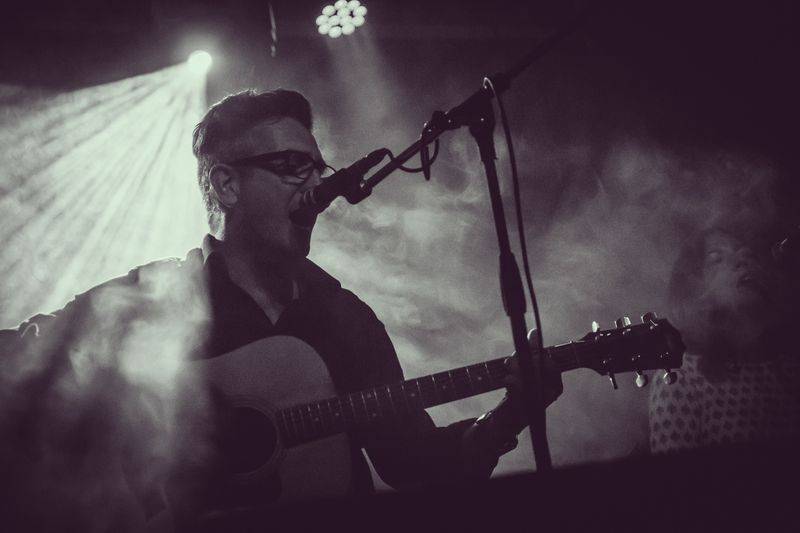 Cargo Gallery na Náplavce obsadila trojice písničkářů. Zazářil Adrian T. Bell, předvedli se i Niceland a Jump!