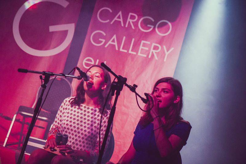 Cargo Gallery na Náplavce obsadila trojice písničkářů. Zazářil Adrian T. Bell, předvedli se i Niceland a Jump!