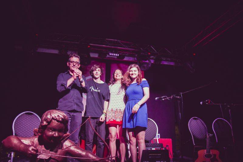 Cargo Gallery na Náplavce obsadila trojice písničkářů. Zazářil Adrian T. Bell, předvedli se i Niceland a Jump!