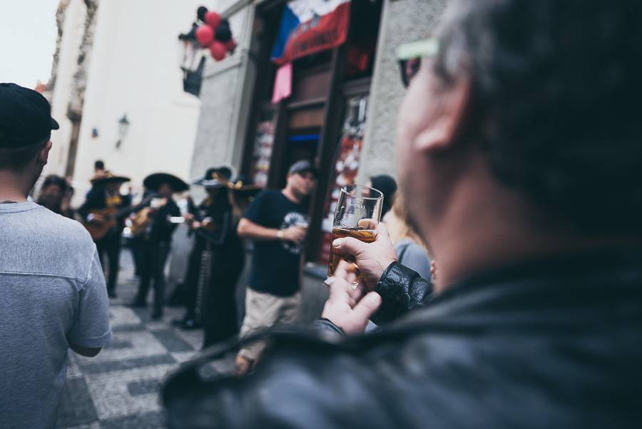 Klub Chapeau Rouge slavil 99. narozeniny v punkovém stylu, koncertu Visacího zámku předcházel průvod