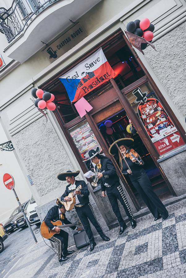 Klub Chapeau Rouge slavil 99. narozeniny v punkovém stylu, koncertu Visacího zámku předcházel průvod